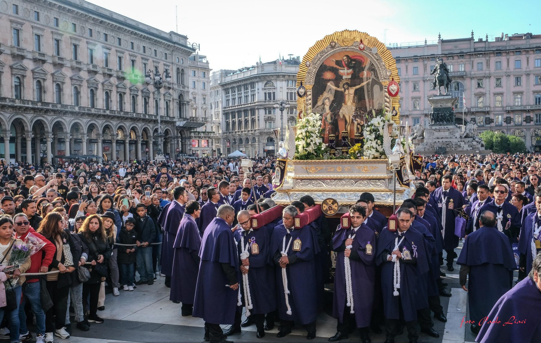L'anda del Señor de los Milagros portata a spalla per le vie di Milano