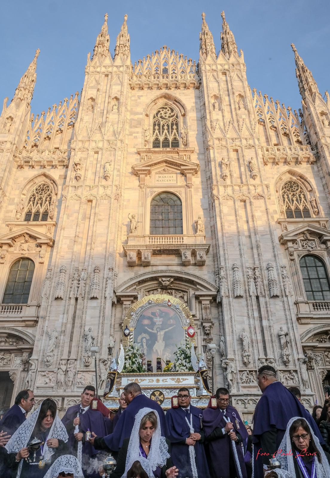 Le sahumadoras davanti alla facciata del Duomo