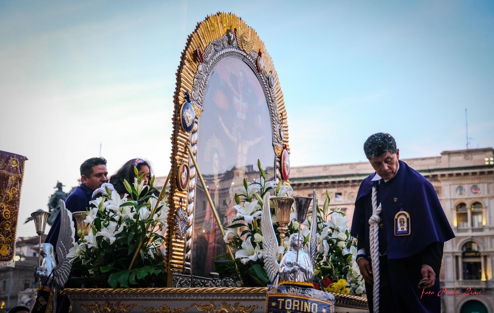 L'immagine del Señor de los Milagros sull'anda, contro il cielo