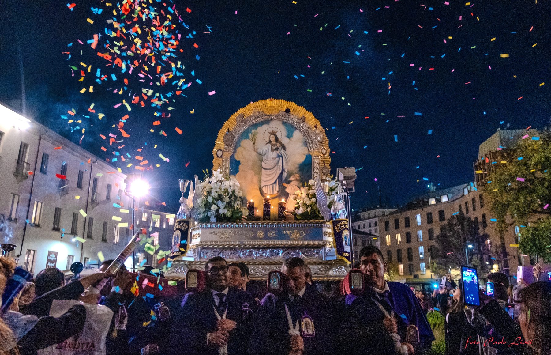 Coriandoli al passaggio del Cristo Morado