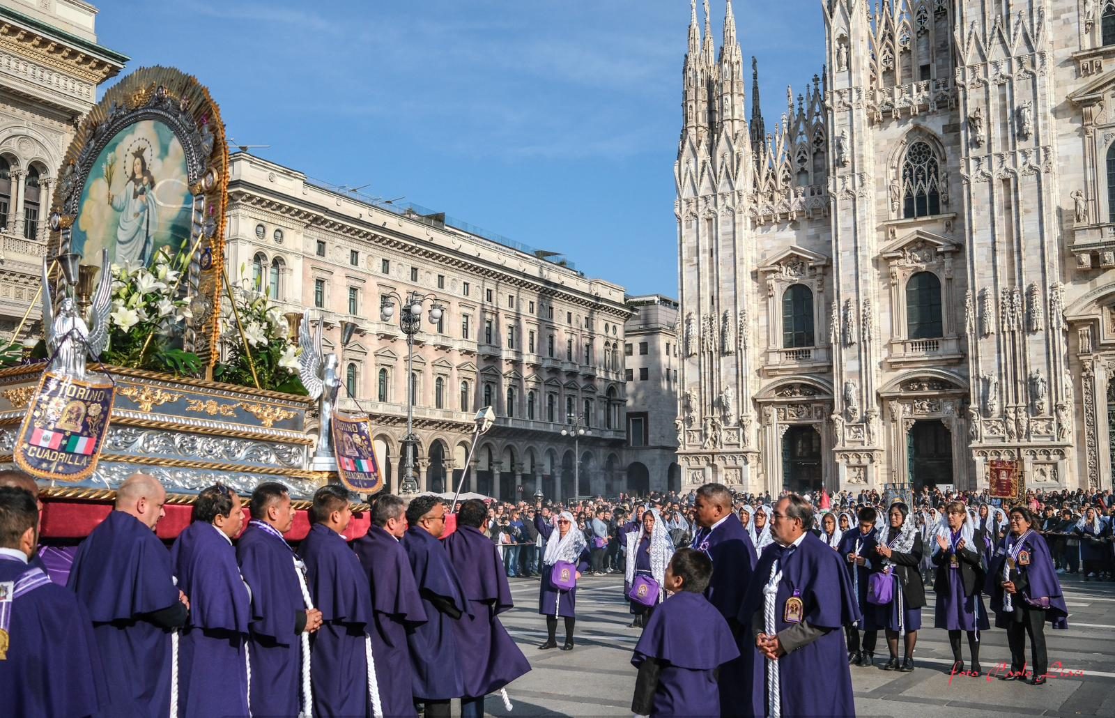 La folla in abito viola davanti al Duomo durante la processione