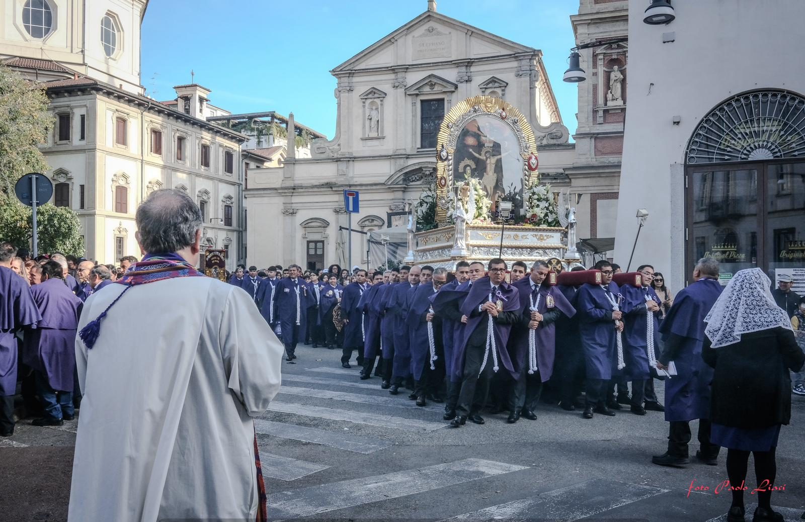 Il raduno della Hermandad davanti alla chiesa prima della partenza
