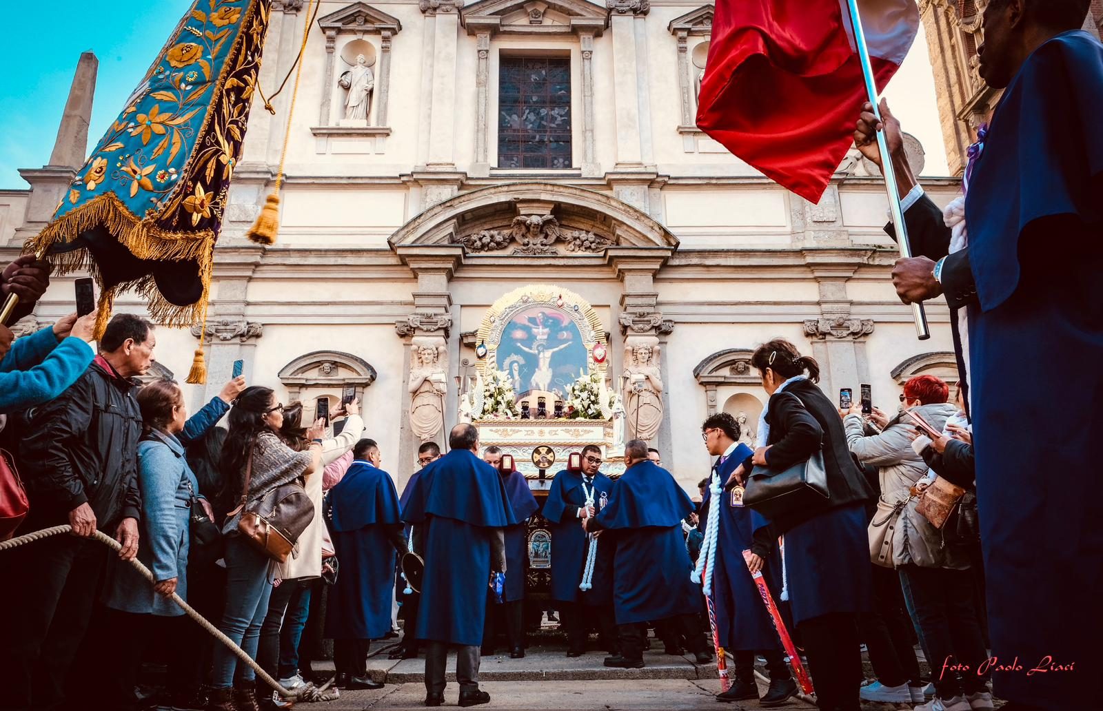 Lo stendardo apre il corteo