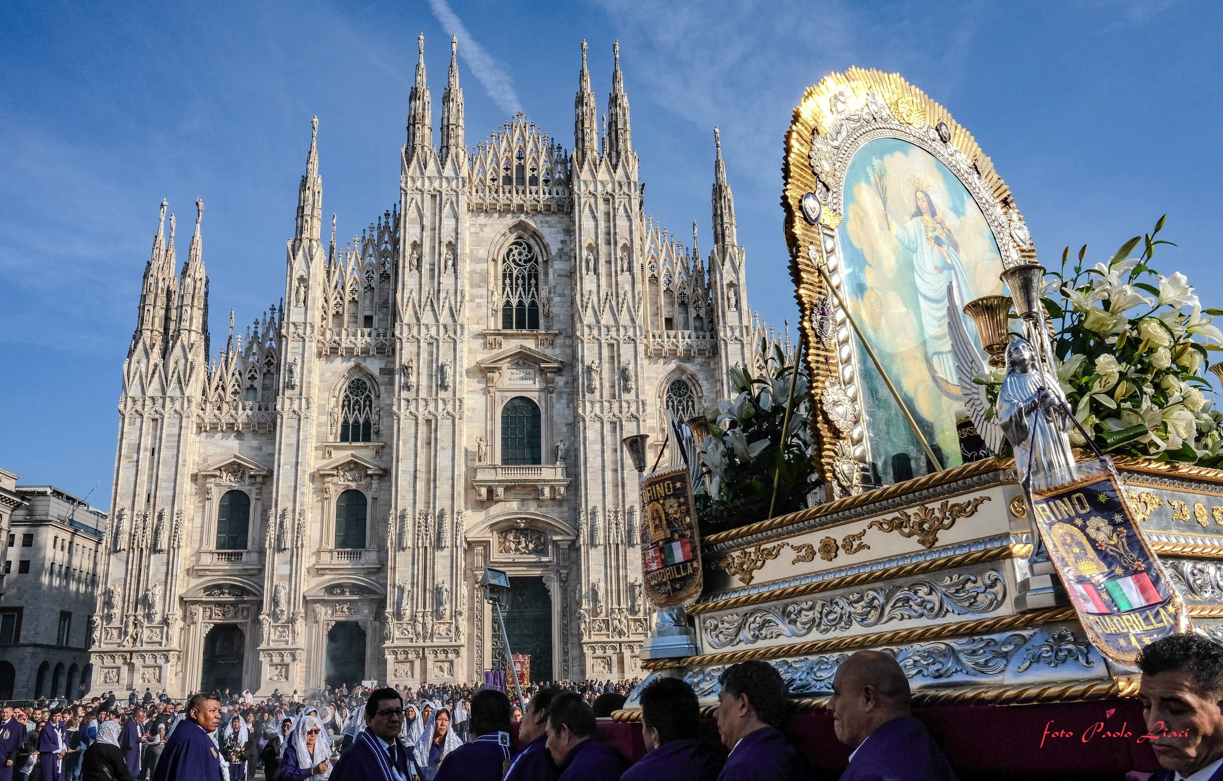 L'anda del Señor de los Milagros portata a spalla davanti al Duomo di Milano