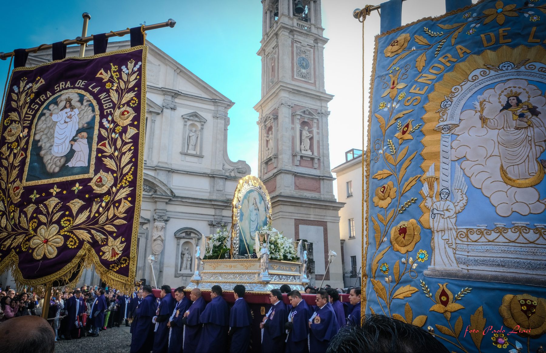 Gli stendardi ricamati della Hermandad davanti alla chiesa